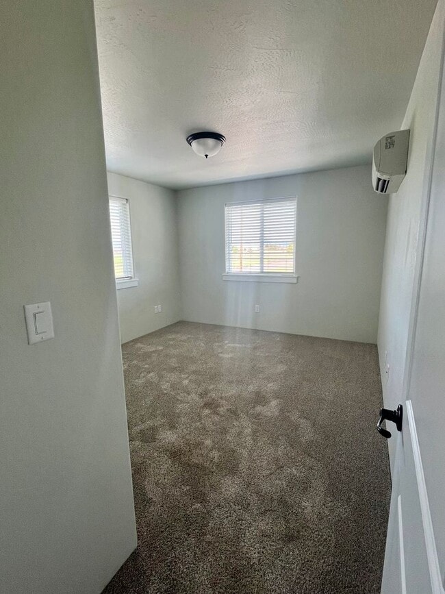 Building Photo - Newer Central Point 3 Bedroom / 2.5 Bath with views of the Table Rock