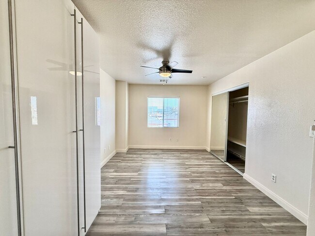 Building Photo - Stylishly Home in Gated Community – Minute...