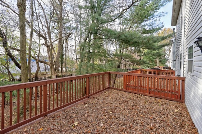 Building Photo - 3BD/2.2BA Fabulous End-Unit Townhome in Columbia