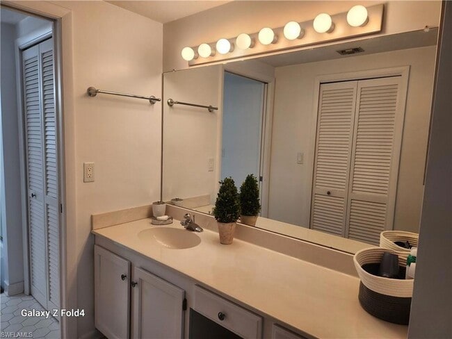 Building Photo - 805 River Point Dr