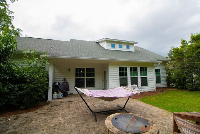 Building Photo - 4 Gresham Ln