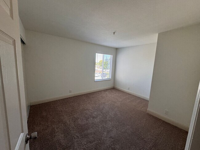 Building Photo - Updated 3 Bedroom Home in North Salinas