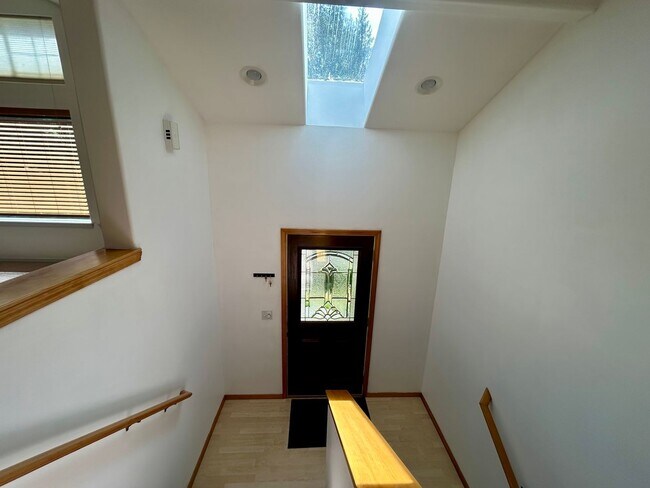 Building Photo - 14 Yearling Pl
