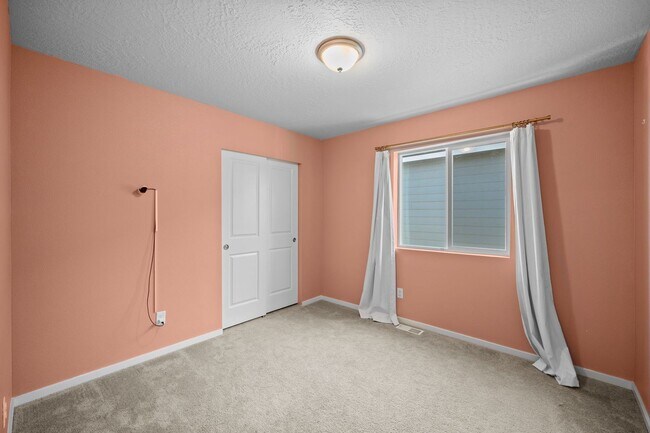 Building Photo - Beautiful 2022 Built Home With Views!