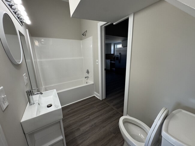 Building Photo - 122 N Vine St