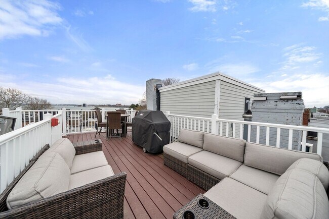 Building Photo - 695 E 8th St