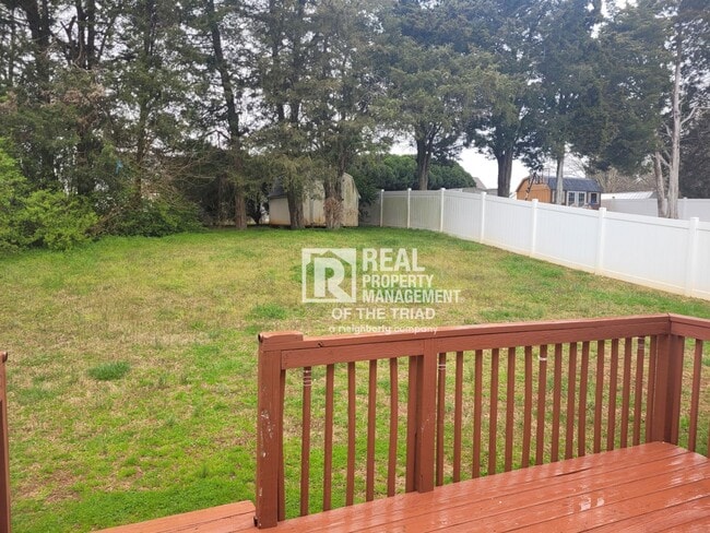 Building Photo - Newly Renovated Now Ready! One level 3BR/2...