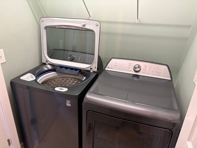 Building Photo - 3154 Shorecrest Bay Dr