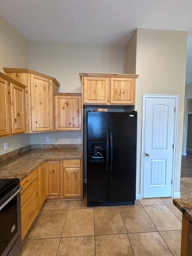 Building Photo - Beautiful 6 bedroom Single Family Home