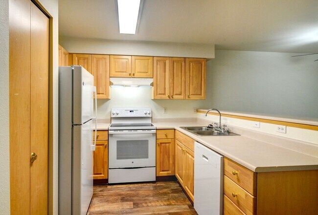 Building Photo - GET TWO MONTHS FREE RENT ON SELECT UNITS!!! FALL in love with your new home!