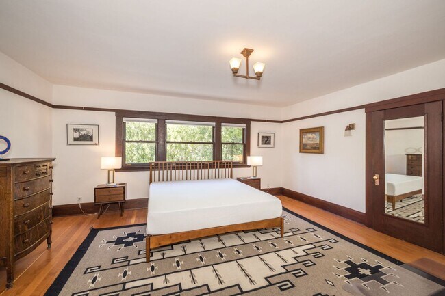 Building Photo - Spacious Home w/ Old World Charm, Steps to...