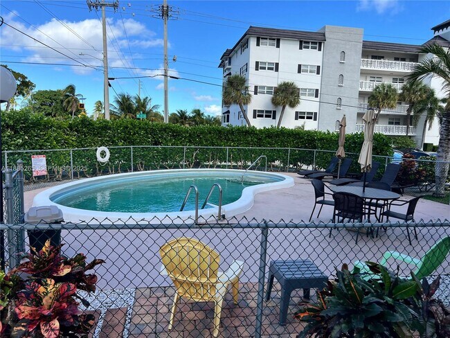 Building Photo - 5050 Bayview Dr