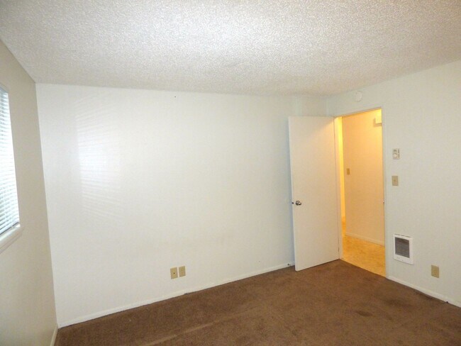 Building Photo - Cumjul05 - 1053-1055 Lansford Dr SE