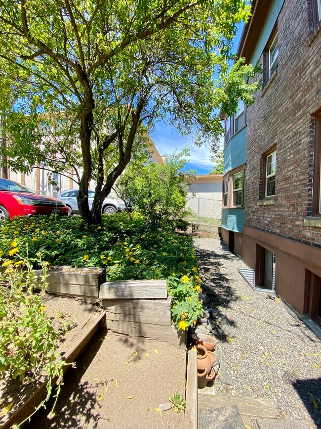 Building Photo - Welcome to 1421 on Queen Anne!