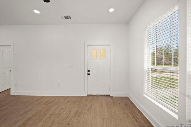 Building Photo - 725 Westfall Ave