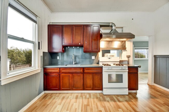 Building Photo - Three Bedroom House in Visitacion Valley