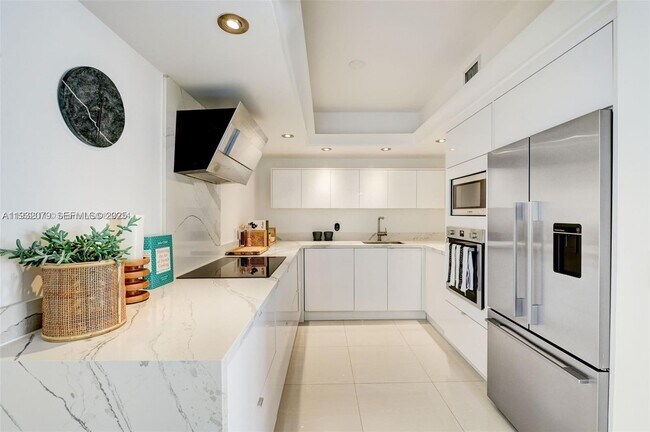 Building Photo - 5600 Collins Ave