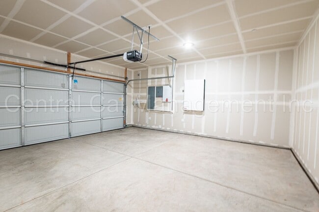 Building Photo - 4 Bedroom, 2 Bath Home with Solar in the S...