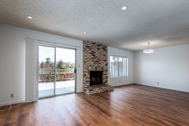 Building Photo - Harborside Waterfront 4 Bed/2.5 Bath Townhouse in Foster City