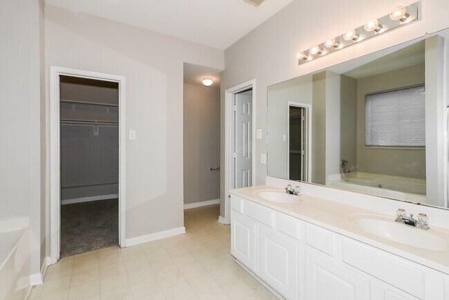 Building Photo - 8919 Green Ray Dr