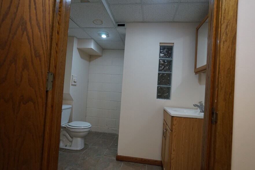 lower level full bath - 3427 Shirley Rd