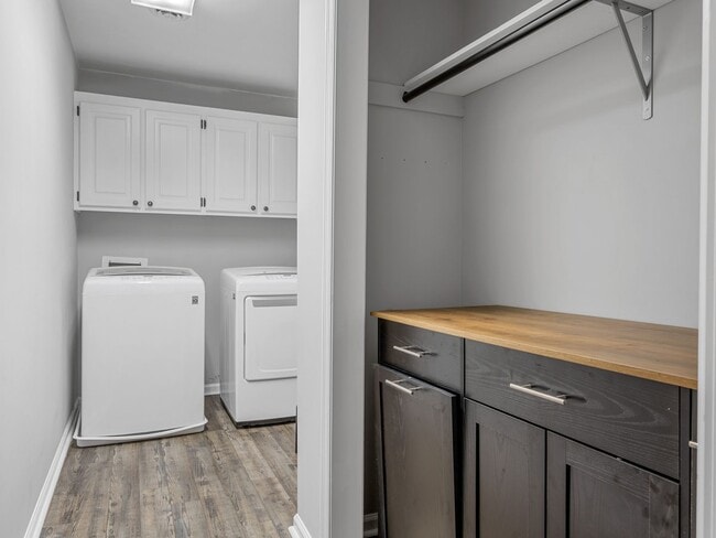 Building Photo - Luxury Living Awaits in this 6 Bedroom, 5 Bathroom Home – Elegant Comfort in a Prime Location