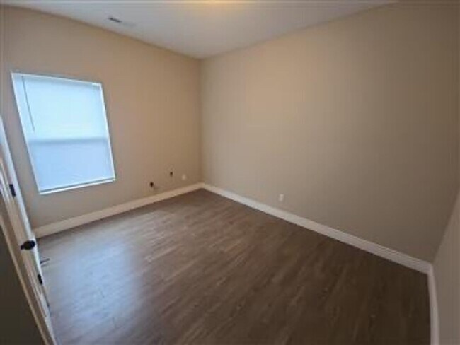 Building Photo - 5519/23 N Edwards Cir