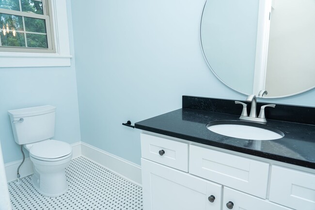 Building Photo - Large 4 Bedroom Home On Oakhurst Circle