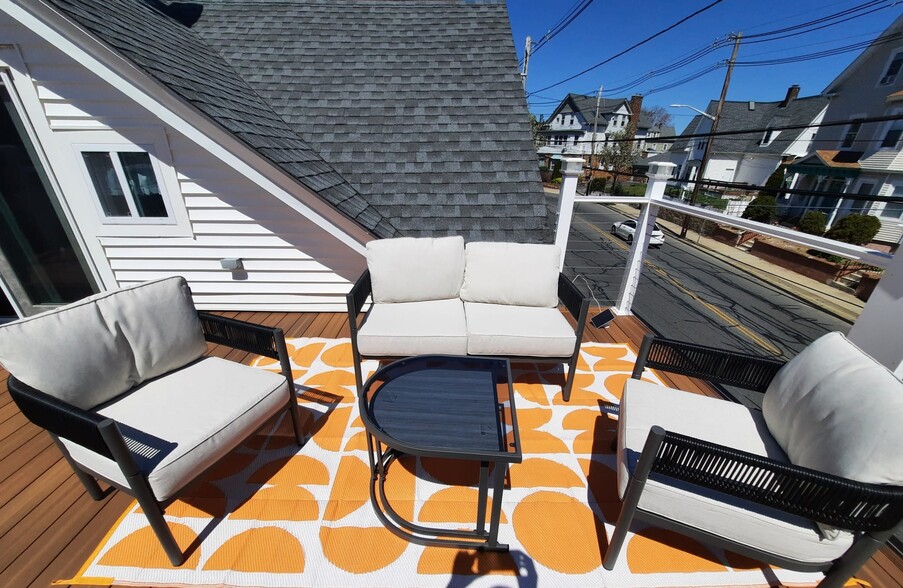 Building Photo - 252 Admiral St