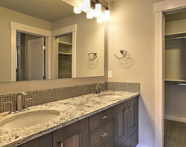 Building Photo - 2 bed, 2.5 bath Exquisite Harris Ranch Mil...
