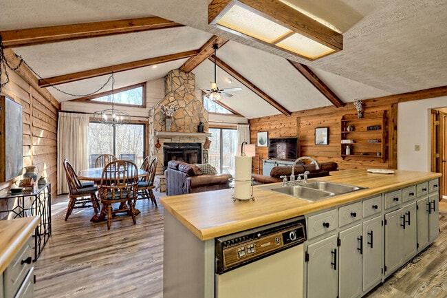 Building Photo - 1021 Saddle Back Cir