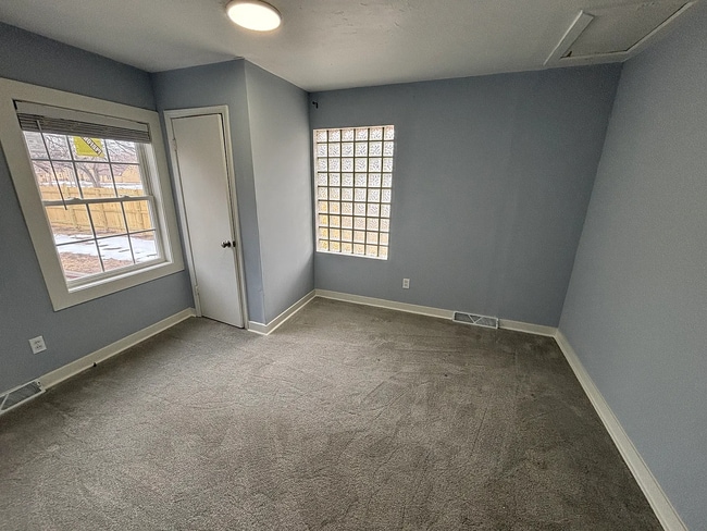 Building Photo - 2002 E 17th St N