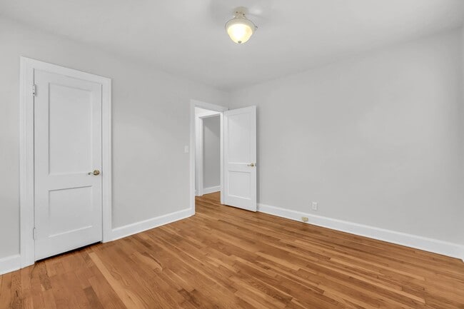 Building Photo - Conveniently Located off Memorial Dr! Lovely 2 Bed 1 Bath Home!