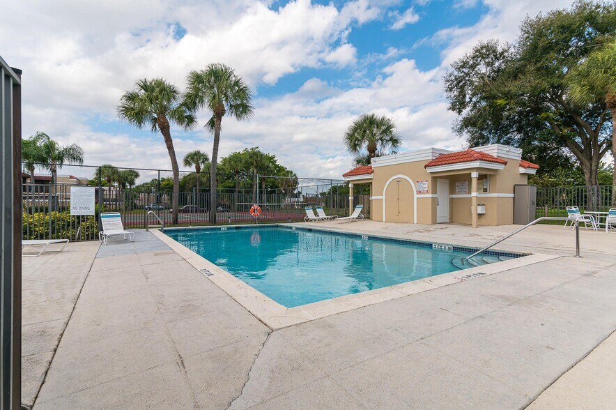 Building Photo - 3715 Village Dr