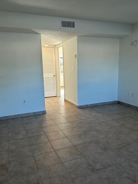 Building Photo - 411 S Nimbus Ave