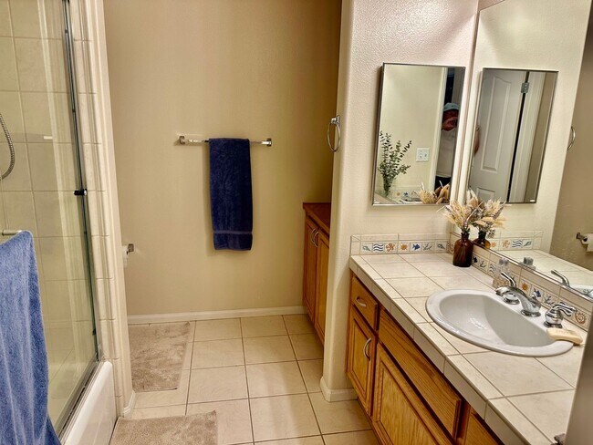 Building Photo - Beautiful 2 Bd 2 BA Condo Prime Marina Dis...