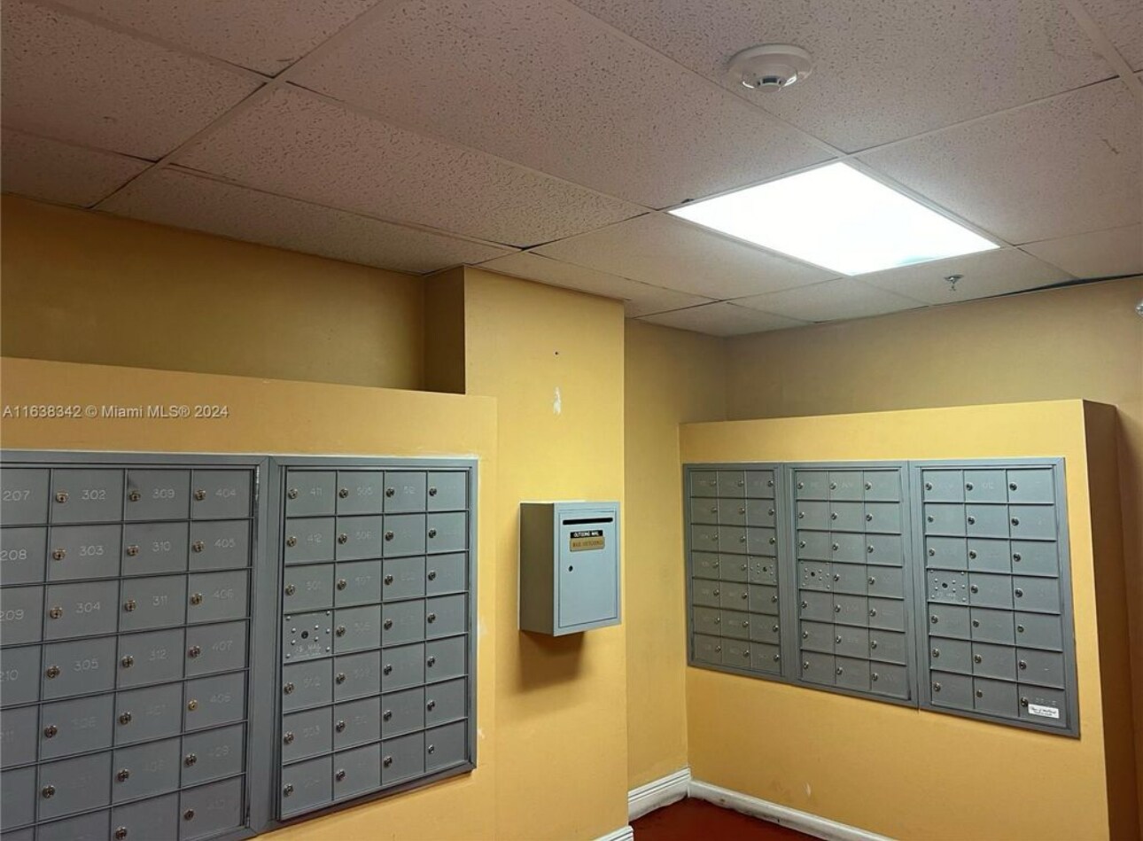 Building Photo - 4675 W 18th Ct