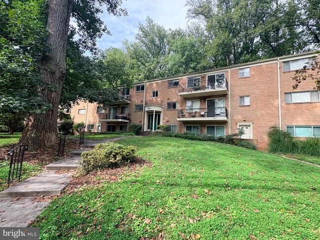 Building Photo - 10600 Kenilworth Ave