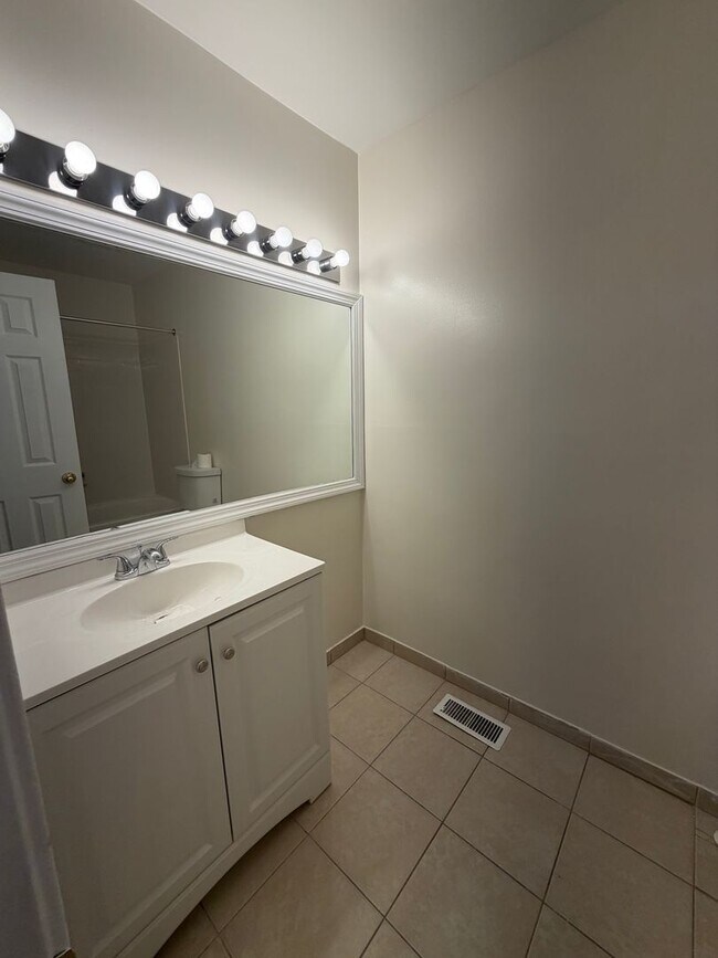 Building Photo - 3 LEVEL TOWNHOUSE WITH 3BEDROOMS AND 2 FULL BATHS