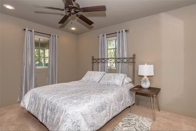 Building Photo - 301 NW F St