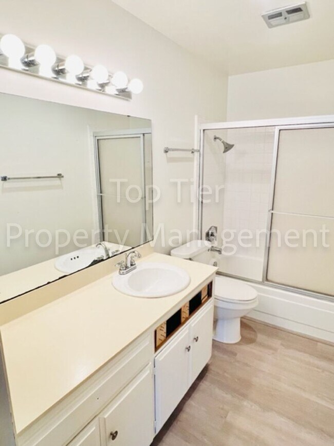 Building Photo - Very nice 2 Bd/2 Ba, 1180sf end-unit Condominium unit in University Heights available 08/01 for l...
