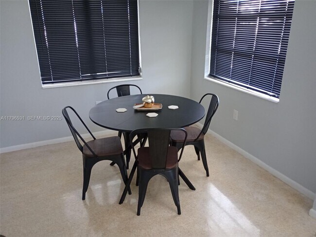 Building Photo - 368 Tihami Rd