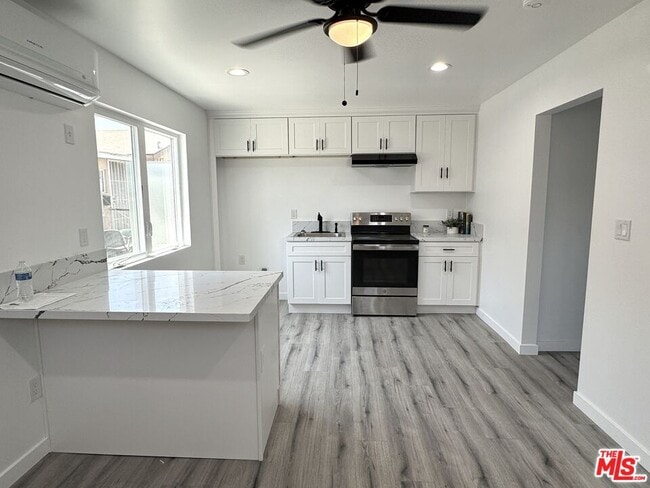 Building Photo - 841 W 64th St