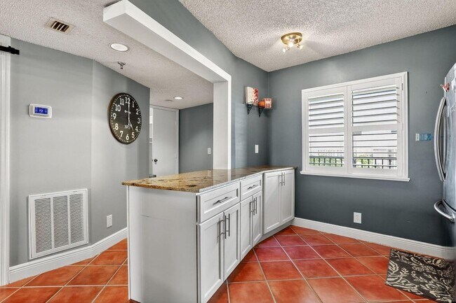 Building Photo - 2202 S Cypress Bend Dr