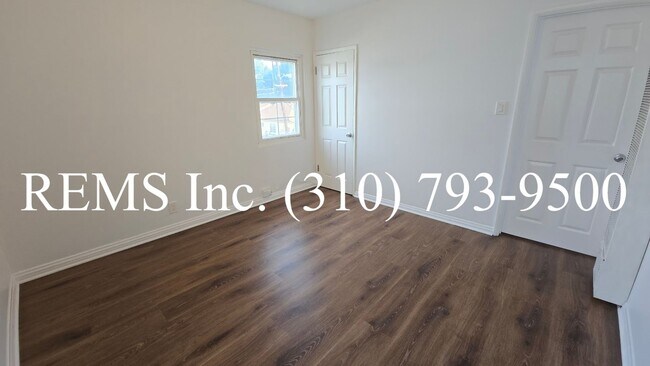 Building Photo - Bright 1 Bedroom Upstairs Apartment w/ Garage Parking