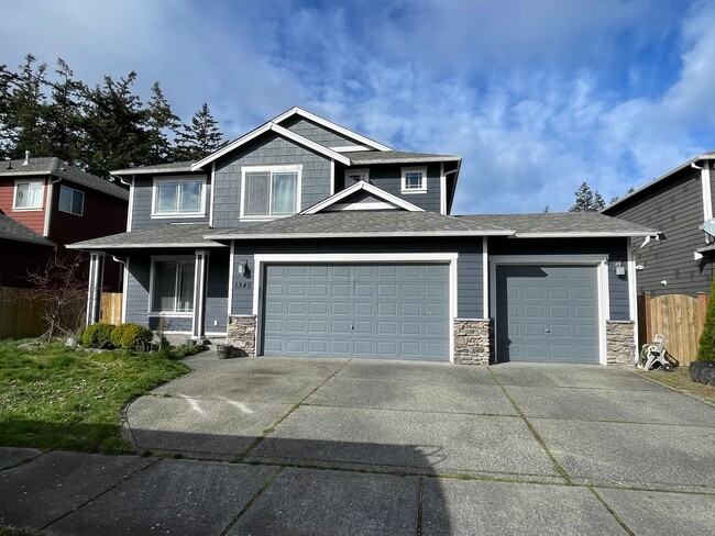 Building Photo - Spacious Pet Friendly 4 Bedroom Home Close...