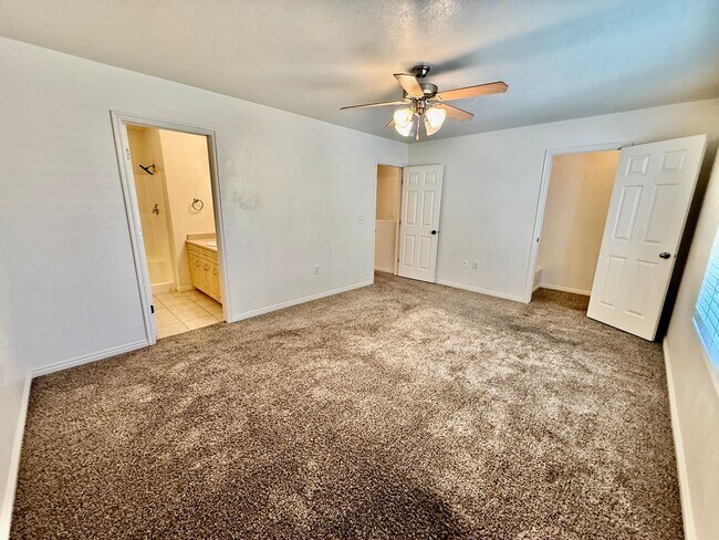 Building Photo - Pet-Friendly Three Bedroom Townhome in Woodbridge