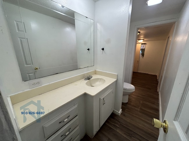 Building Photo - 605 W Taylor St