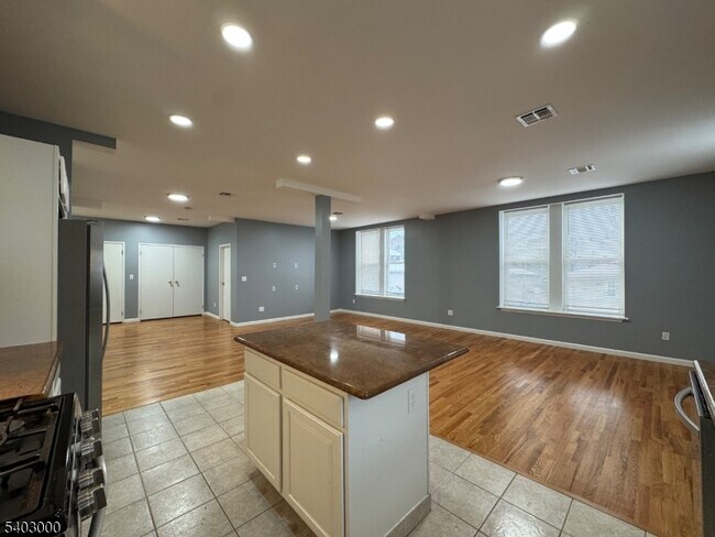 Building Photo - 610 Devon St