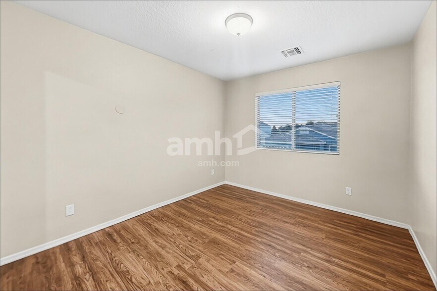 Building Photo - 1593 E Megan Dr